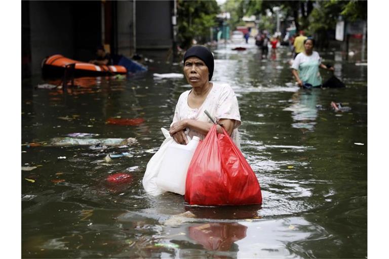 Monsunregen und steigende Flüsse überfluteten Teile des Großraums Jakarta. Die Regenfälle, die am Neujahrstag begonnen hatten, waren nach Angaben der Behörden die heftigsten seit 1866. Foto: Dita Alangkara/AP/dpa