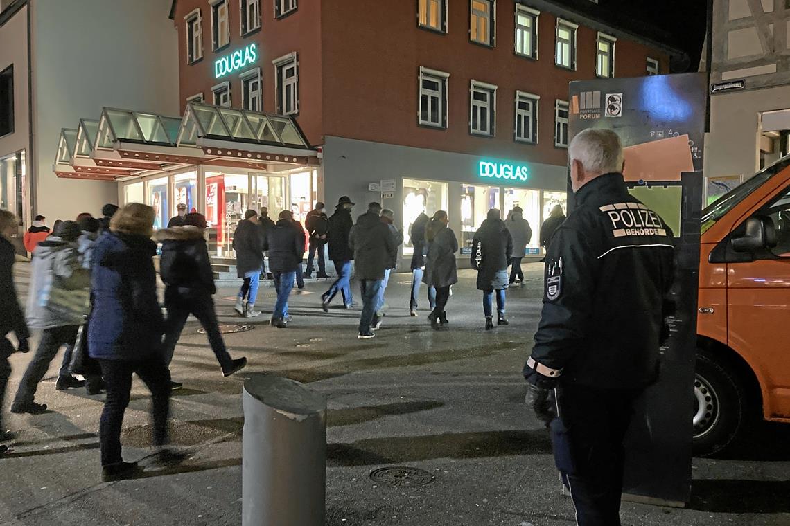 Backnanger Appell macht Schule Montäglicher, unangemeldeter Spaziergang durch die Waiblinger Innenstadt. Foto: A. Kölbll