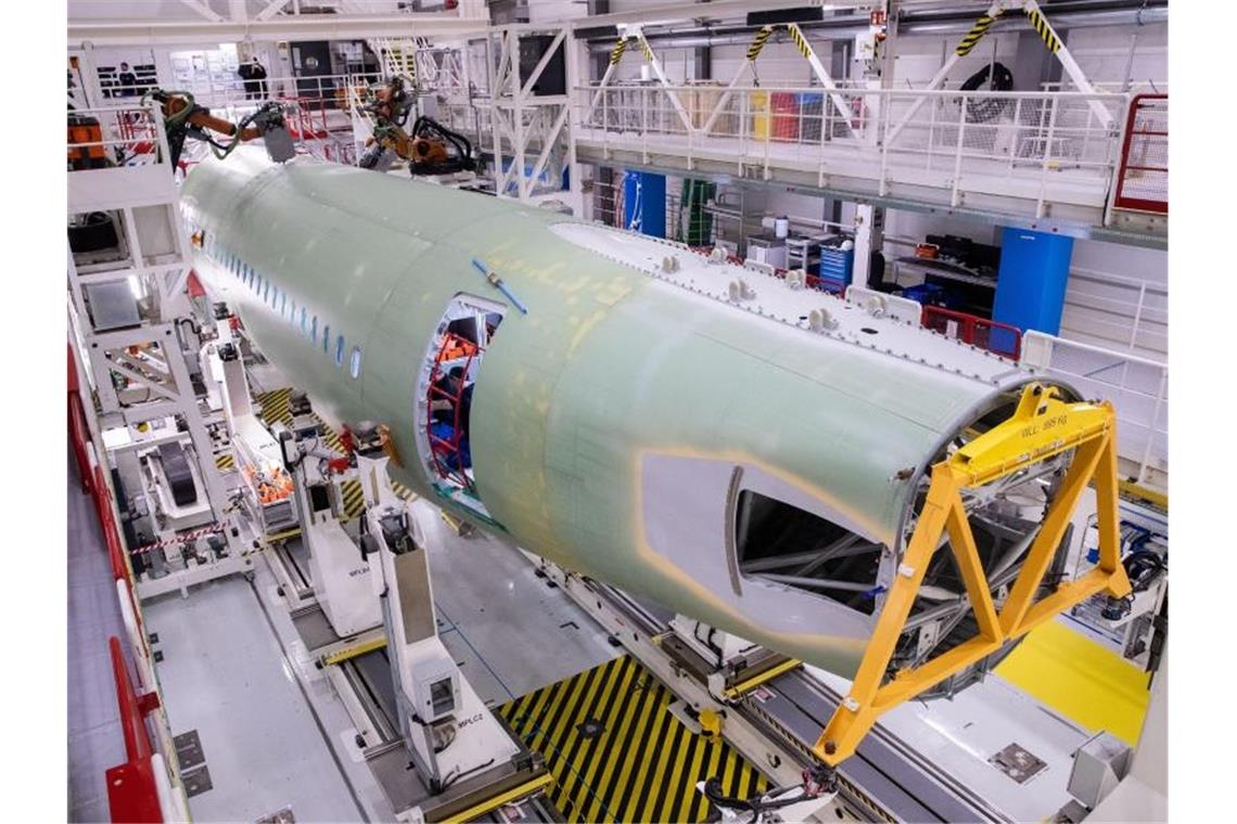Montage des Airbus A320 in Hamburg: Die US-Sonderzölle könnten Produkte und Komponenten für die Luftfahrtindustrie treffen. Foto: Christian Charisius/dpa