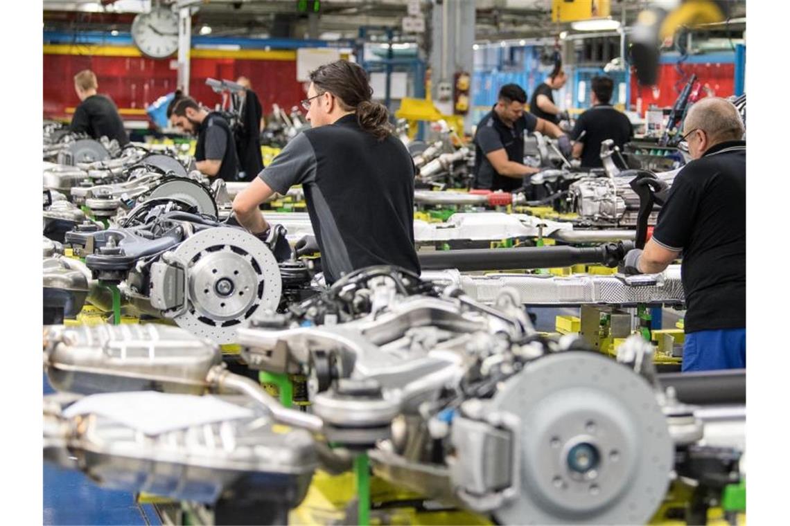 Montagearbeiter arbeiten im Mercedes-Benz-Werk in der Aggregateaufrüstung an Antriebssträngen für die S-Klasse. Foto: Sebastian Gollnow/Archiv