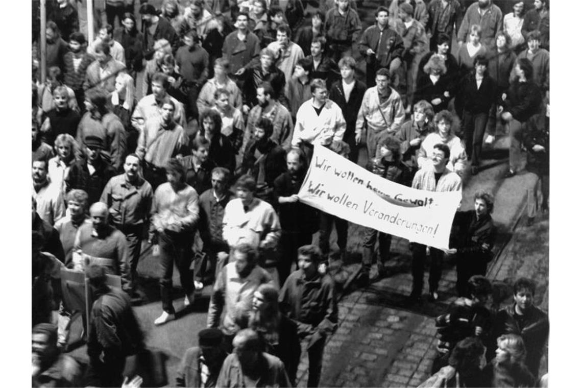 Montagsdemonstration in Leipzig am 9. Oktober 1989: „Wir wollen keine Gewalt! Wir wollen Veränderungen!“. Foto: LEHTIKUVA/dpa