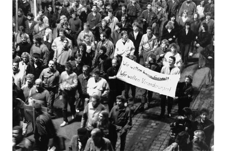 Montagsdemonstration in Leipzig am 9. Oktober 1989: „Wir wollen keine Gewalt! Wir wollen Veränderungen!“. Foto: LEHTIKUVA/dpa