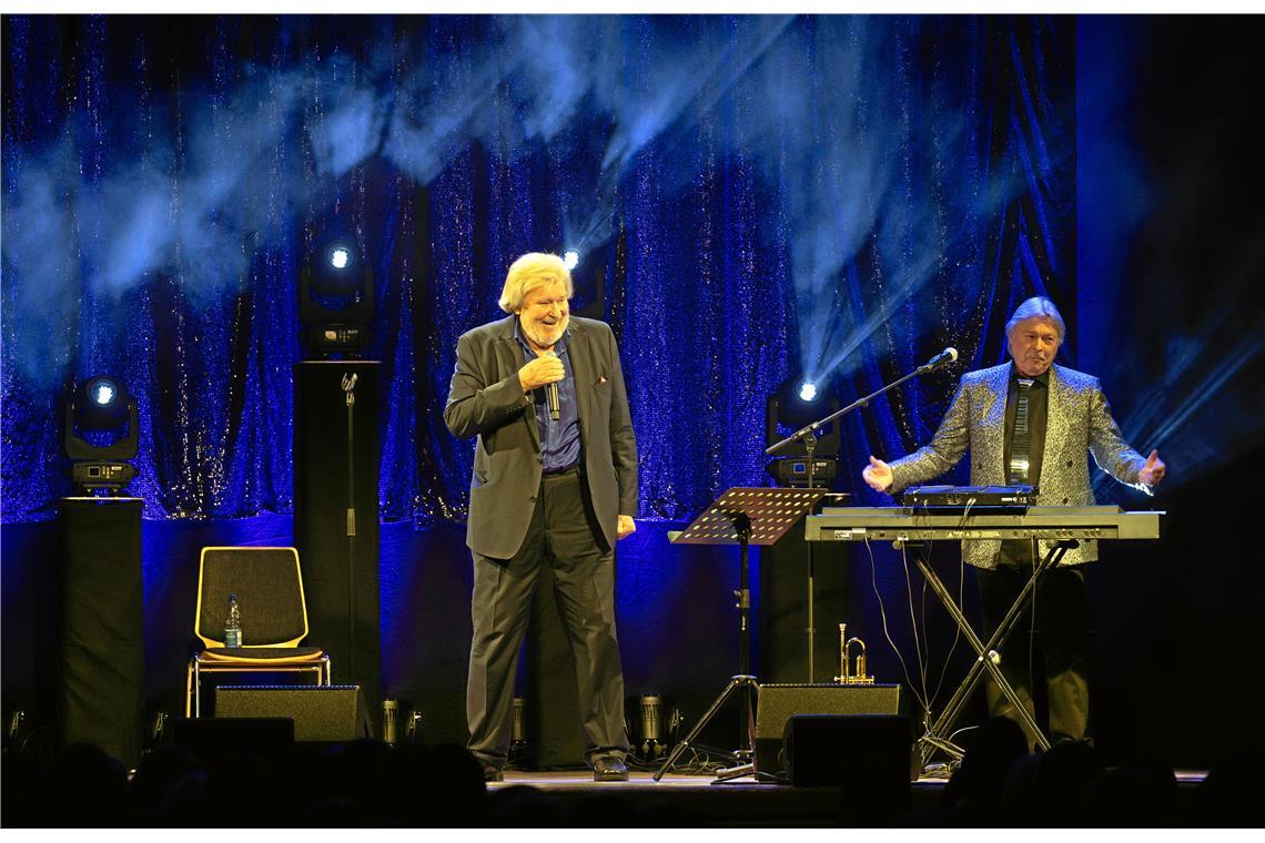 Monty Bürkle singt sich in die Herzen des Publikums, mit Jan Clever am Piano, an...
