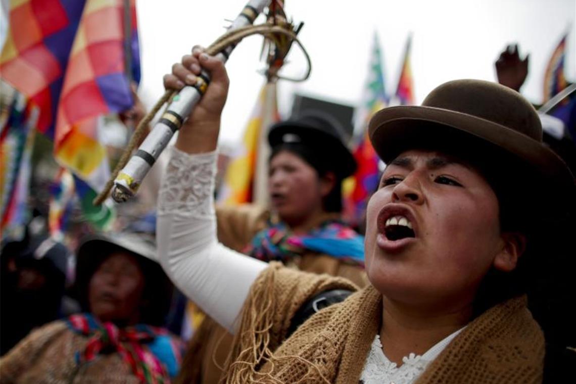 Evo Morales im Exil: „Bin weiterhin Präsident“ Morales hatte nicht nur Gegner: Unterstützer des ehemaligen Präsidenten bei einer Demonstration in La Paz. Foto: Natacha Pisarenko/AP/dpa