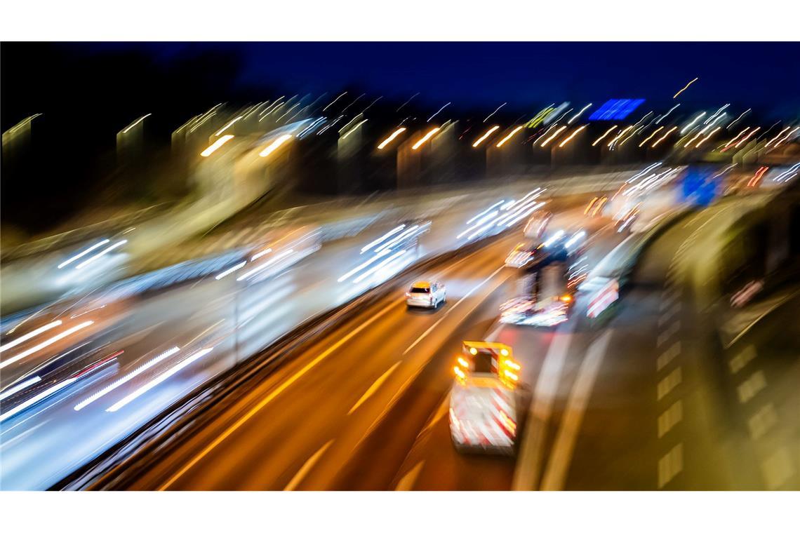 Morgendlicher Autoverkehr auf der A100. Am heutigen Montag (16.03.2026) tagt eine von den Koalitionsfraktionen im Bundestag eingesetzte Taskforce zu den gestiegenen Energiepreisen