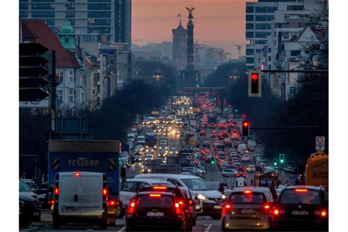 Klimapaket: Union fordert schnelle Einigung mit den Ländern Morgendlicher Berufsverkehr in Berlin. Der Bundesrat hat Pläne aus dem Klimapaket der Bundesregierung vorerst gestoppt. Foto: Michael Kappeler/dpa