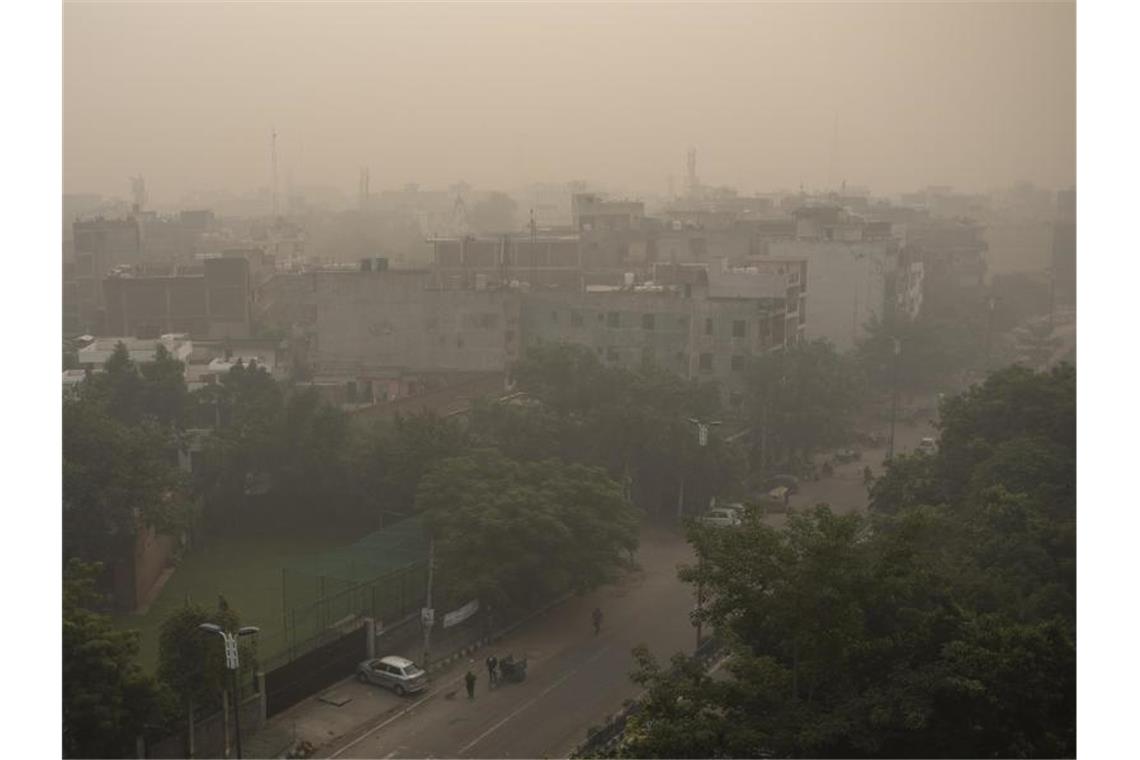 Schulen in Neu Delhi wegen Smog erneut geschlossen Morgendlicher Dunst und Smog umhüllen die Skyline in Neu-Delhi. Foto: Altaf Qadri/AP/dpa