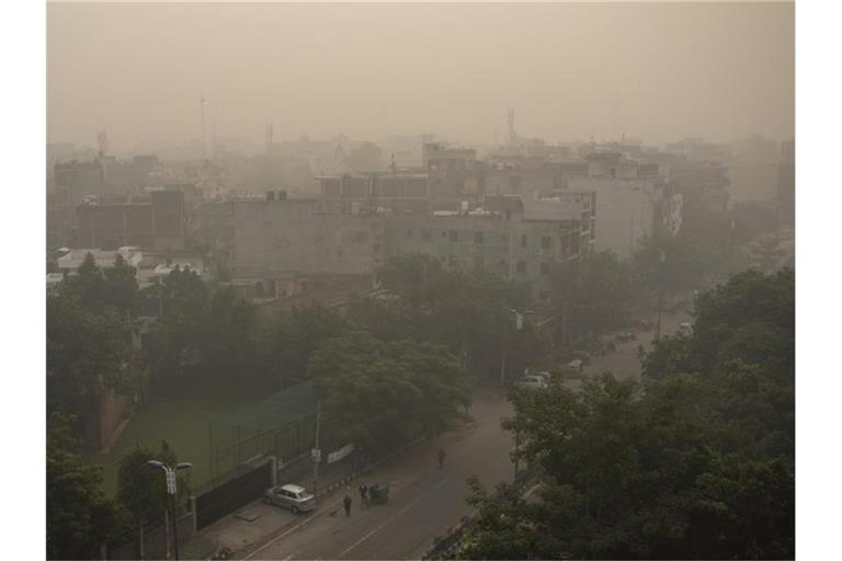 Morgendlicher Dunst und Smog umhüllen die Skyline in Neu-Delhi. Foto: Altaf Qadri/AP/dpa