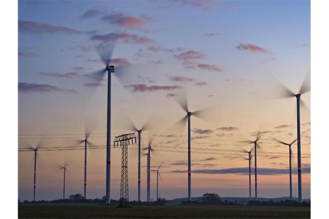 CDU-Fraktion will deutlich mehr Tempo bei Windkraft-Ausbau Morgenstimmung über einem Windenergiepark. Foto: Patrick Pleul/dpa-Zentralbild/dpa