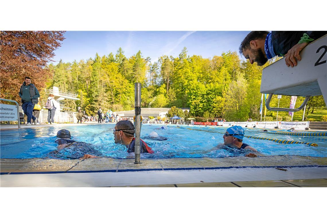 Moritz Dreher rechts oben feuert an // 15. City Triathlon in Backnang am 26.4.20...