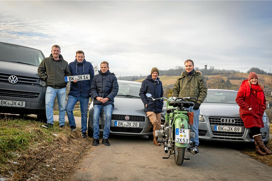 Moritz Franz (von links), Markus und Alexander Lohoff, Yannic Strauß, Markus Baier und seine Schwester Lisa Baier leben in Jux oder sind dort aufgewachsen. Der Trend zum dazu passenden Kennzeichen habe mit der Rückkehr des BK-Kennzeichens im Jahr 2013 begonnen, erklärt Alexander Lohoff. Foto: Alexander Becher