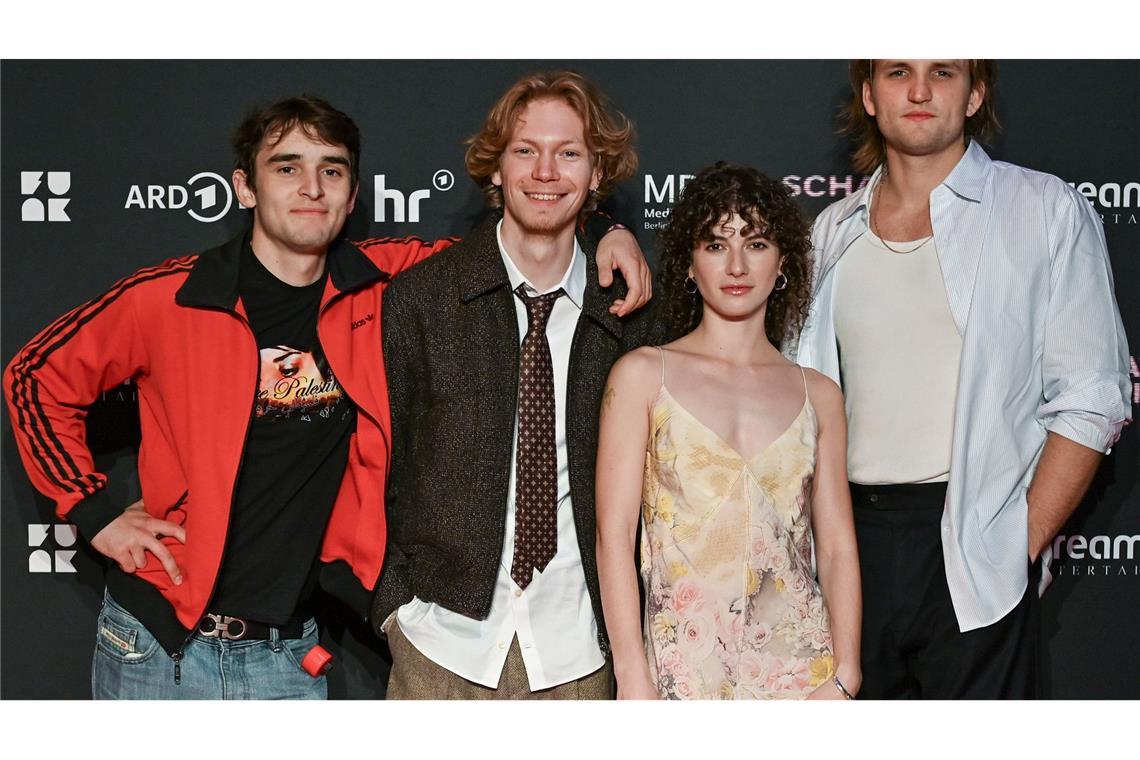 Moritz Hoyer (l-r), Filip Schnack, Franziska von Harsdorf und Ludger Bökelmann bei der Premiere der Serie "Schattenseite" in Berlin.