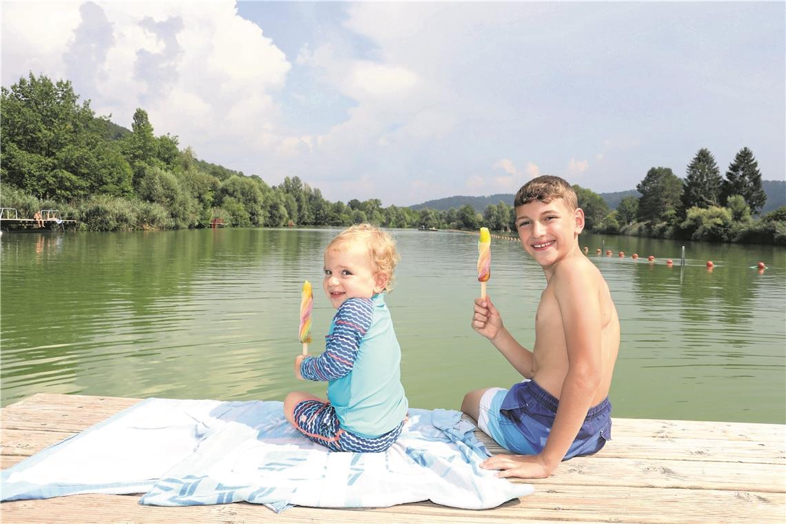 Moritz (links) und Fabian genießen ein Eis am Badesee.