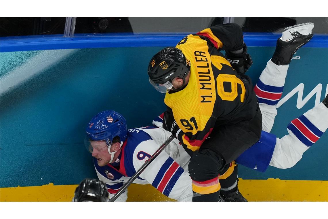 Moritz Müller wird bei der Eishockey-WM neben statt auf dem Eis stehen. (Archivbild)