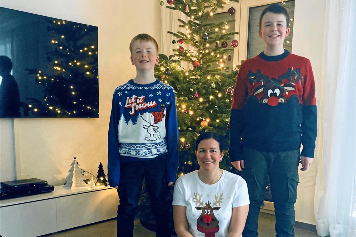 Die Zeit der „hässlichen“ Weihnachtspullis Moritz, Nicole und Marius Huraj (von links) aus Cottenweiler wissen, wie es geht. Foto: privat