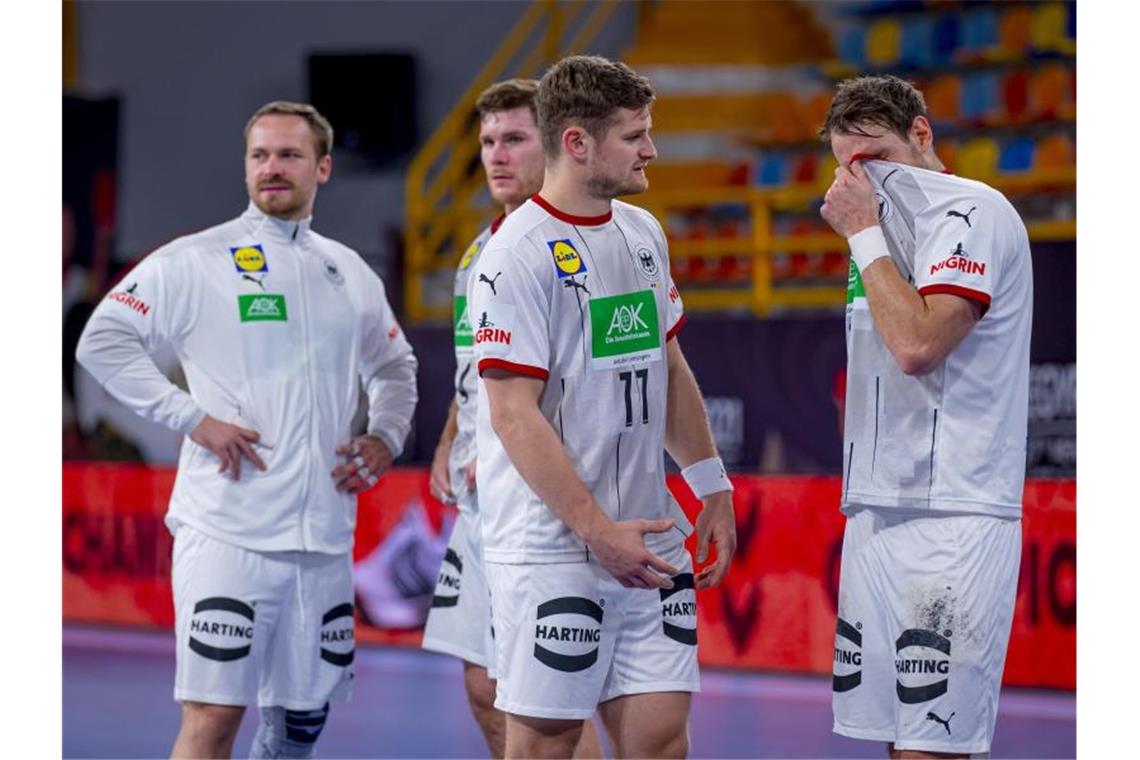 Deutsche Handballer vor frühem WM-Aus Moritz Preuss (l-r), Johannes Golla, David Schmidt und Kai Häfner stehen enttäuscht nach dem Spiel beisammen. Foto: Sascha Klahn/dpa