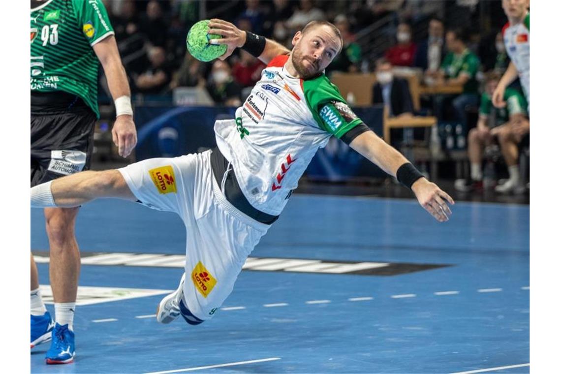 Magdeburg gewinnt Spitzenspiel in Berlin mit 33:29 Moritz Preuss wirft den Ball auf das Berliner Tor. Foto: Andreas Gora/dpa