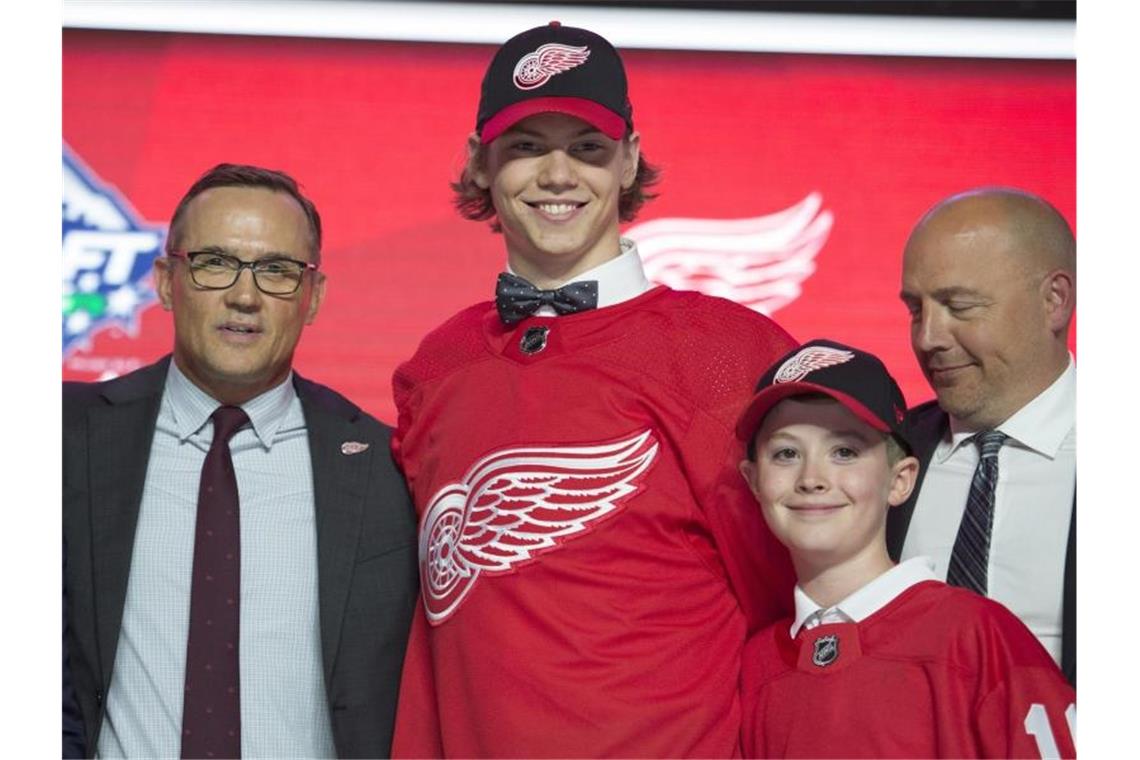 NHL-Draft: Seider von Detroit an Nummer sechs gewählt Moritz Seider (2.v.l.) im Trikot der Detroit Red Wings. Foto: Jonathan Hayward/The Canadian Press/AP