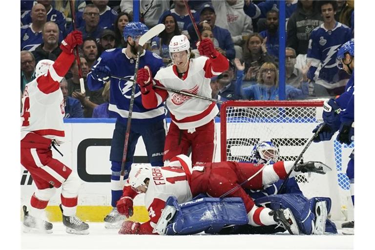 Moritz Seider (M.) scorte zwar, aber verlor mit den Detroit Red Wings. Foto: Chris O'meara/AP/dpa