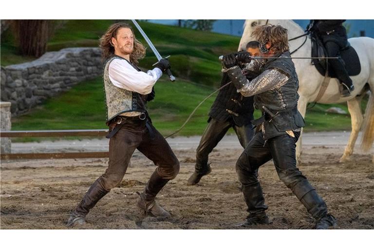 Moritz Stephan (l) alias Klaus Störtebeker spielt eine Szene bei den Störtebeker-Festspielen auf der Naturbühne auf der Insel Rügen.