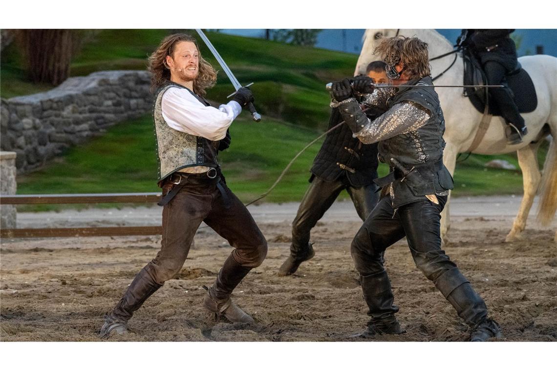 Bilder des Tages Moritz Stephan (l) alias Klaus Störtebeker spielt eine Szene bei den Störtebeker-Festspielen auf der Naturbühne auf der Insel Rügen.