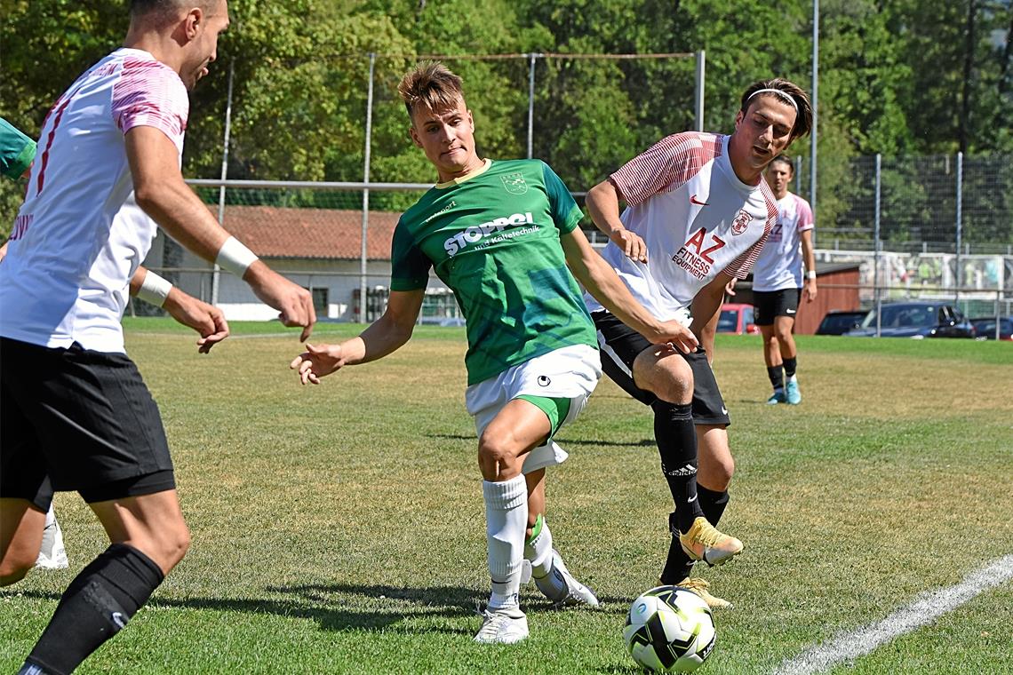 Moritz Stoppel (grünes Trikot) hat mit dem 1:2 die Aufholjagd der SGOS eingeläutet. Foto: Tobias Sellmaier