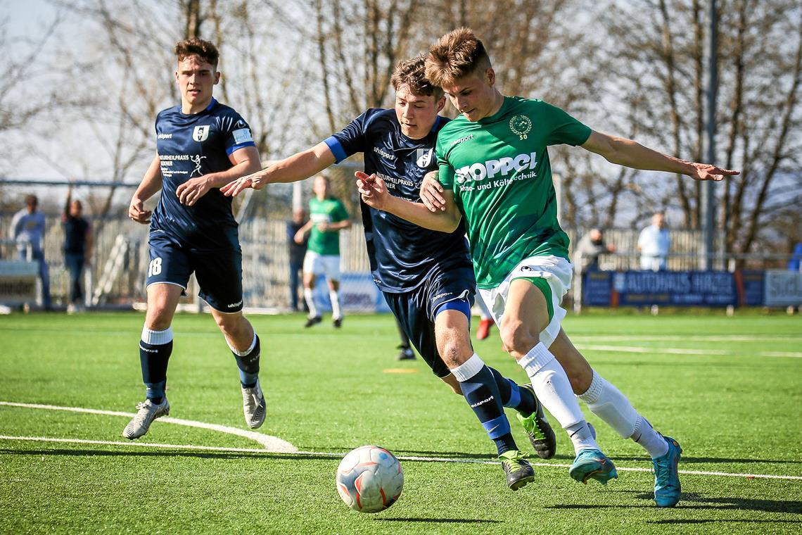 Fußball-Bezirksliga: Die SGOS fährt zum Tabellenführer Moritz Stoppel (rechts) wird der SG Oppenweiler-Strümpfelbach beim Spiel in Nellmersbach verletzungsbedingt fehlen. Foto: Alexander Becher