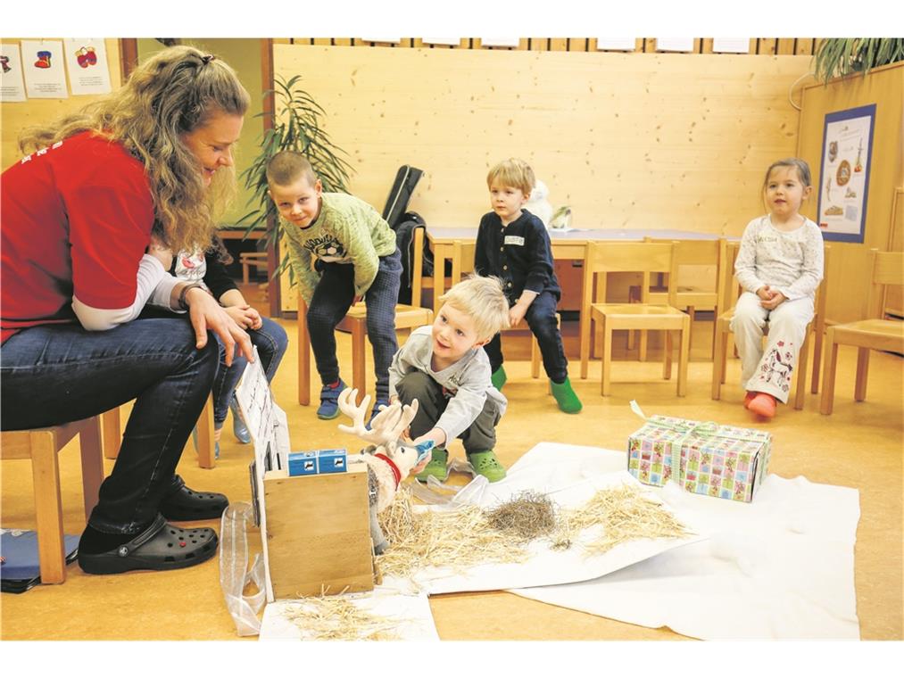 Der erste Schritt in Erster Hilfe Moritz (vorne) zeigt unter Anleitung von Nina Siegle (links), wie man Rentier Ole, dem gerade etwas auf die Nase gefallen ist, etwas Gutes tun kann: Ein kühles Handtuch hilft. Foto: A. Becher