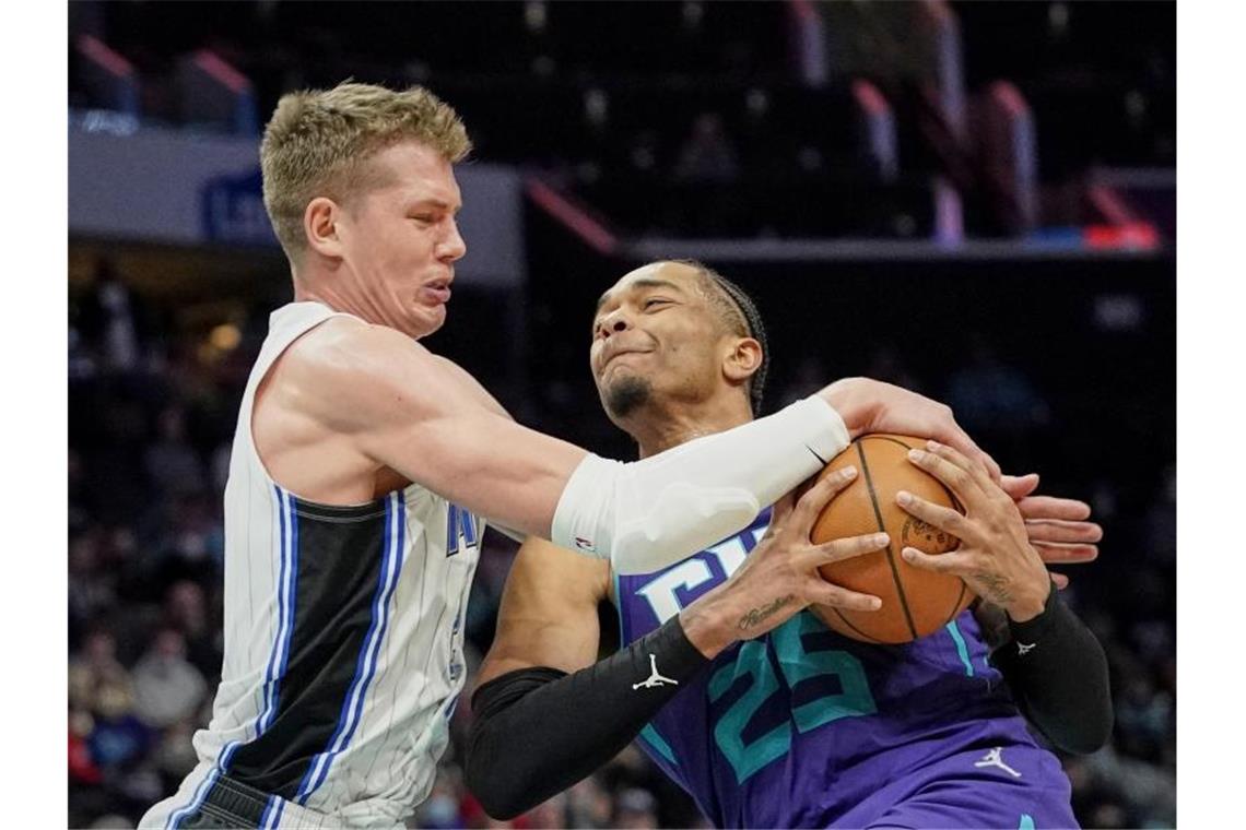 Moritz Wagner (l) war einer der Orlando-Sieggaranten gegen die Charlotte Hornets. Foto: Rusty Jones/FR171869 AP/dpa