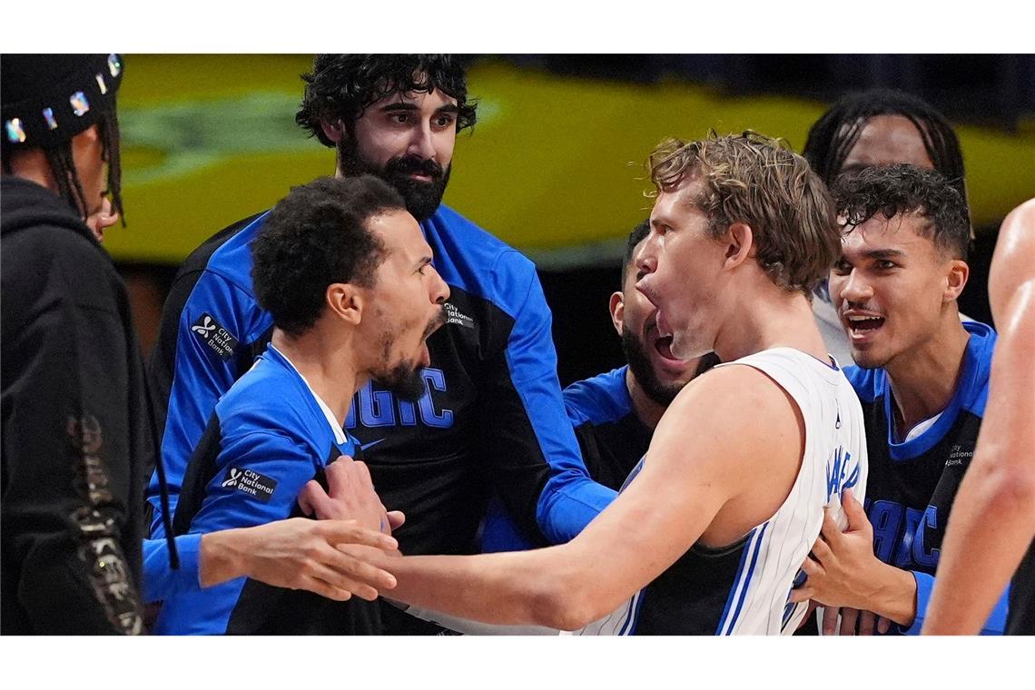 "Film-Moment": Wagner trifft Sekunden vor Schluss zum Sieg Moritz Wagner (M) feiert mit den Orlando Magic den überraschenden Sieg bei den Los Angeles Lakers.