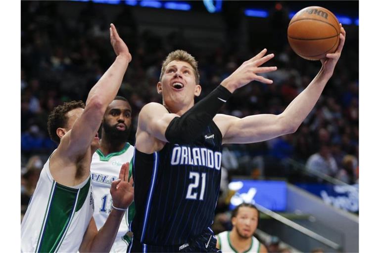 Moritz Wagner (r) konnte die Niederlage der Orlando Magic gegen die Dallas Mavericks nicht verhindern. Foto: Brandon Wade/FR168019 AP/dpa