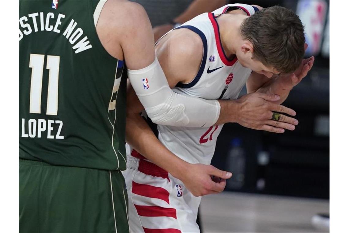 Moritz Wagner (r), Spieler der Washington Wizards, tastet nach einer Kopfnuss seinen Kopf ab. Foto: Ashley Landis/Pool AP/dpa