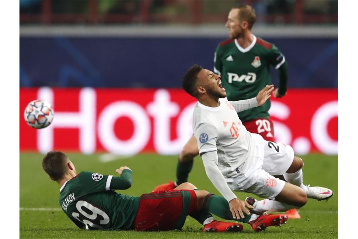 Moskau, hier Daniil Kulikov (l) mit Bayerns Corentin Tolisso, erwies sich als unangenehmer Gegner. Foto: Maxim Shemetov/Reuters Pool/dpa