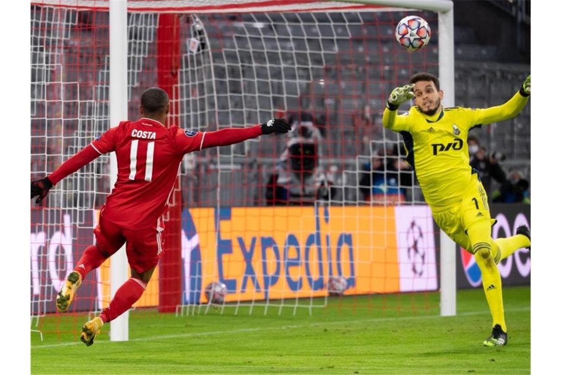 Süle und Choupo-Moting lassen Bayern gegen Moskau jubeln Moskaus Torwart Guilherme Marinato kommt vor Bayerns einschussbereitem Douglas Costa an den Ball. Foto: Sven Hoppe/dpa