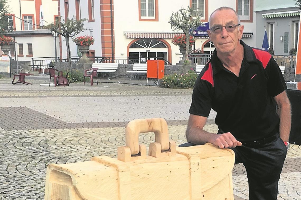 Motiv Aktentasche: Michael Weick mit dem fertigen Werk in St. Blasien. Foto: privat