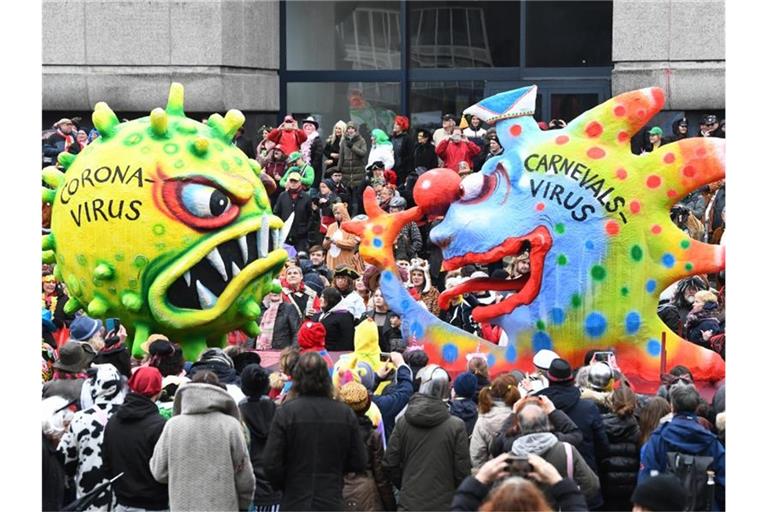 Motivwagen beim Rosenmontagszug 2020 in Düsseldorf. Foto: Federico Gambarini/dpa