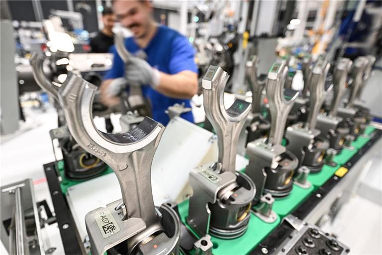 Motoren-Montage am Bodensee bei Rolls-Royce Powersystems (früher MTU).