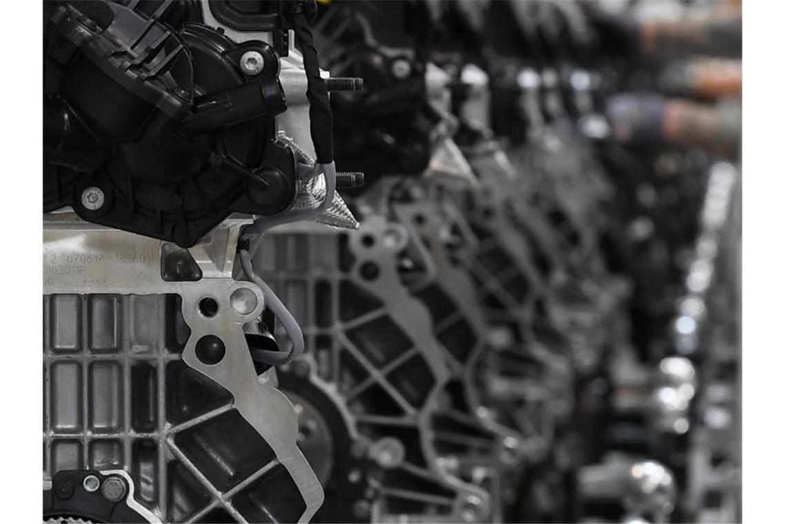 Auftragsboom in der Industrie Motoren werden in einem Motorenwerk über die Fertigungslinie gefahren. Foto: Hendrik Schmidt/dpa-Zentralbild/dpa