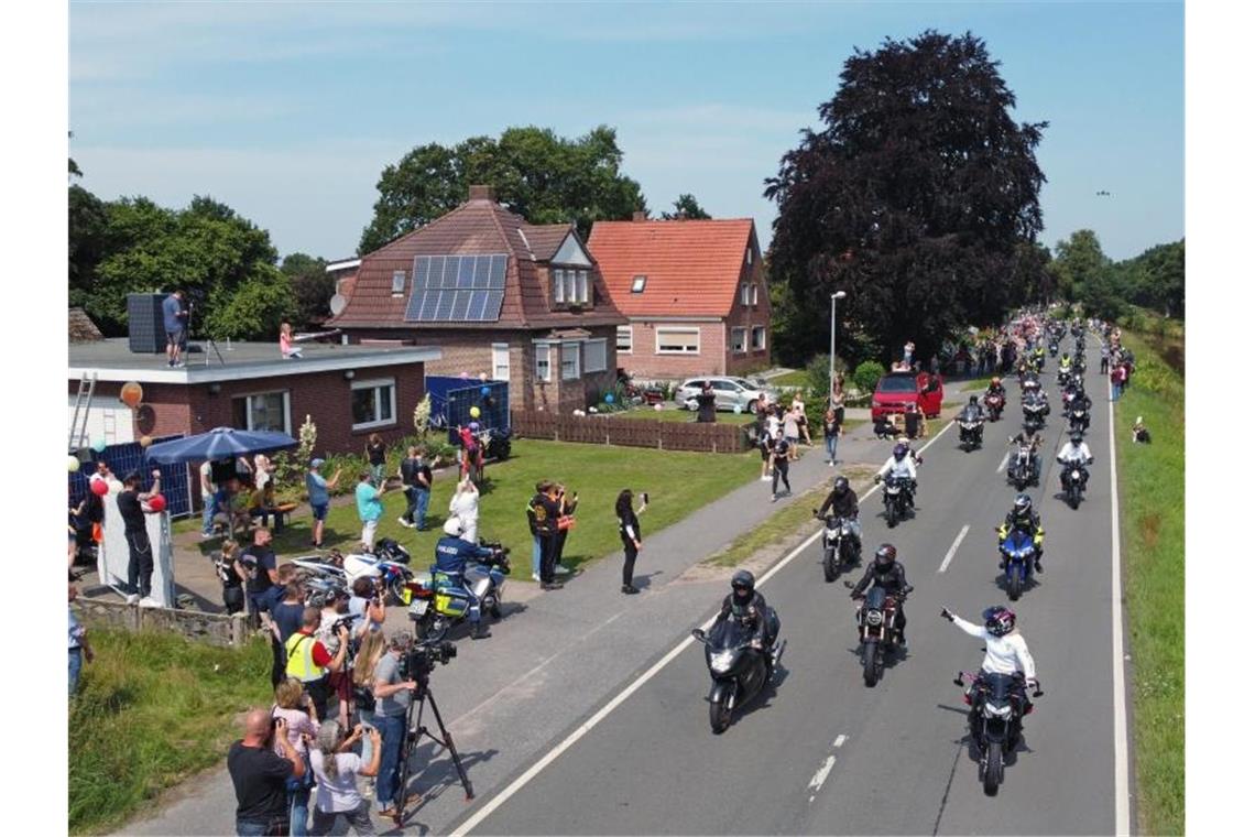 Tausende Motorradfahrer machen krebskrankem Kind eine Freude