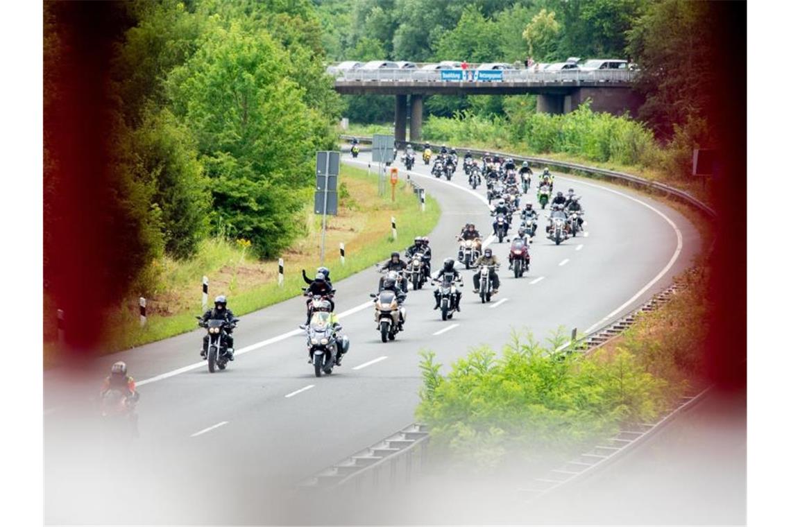 Motorradfahrer protestieren gegen mögliche Fahrverbote