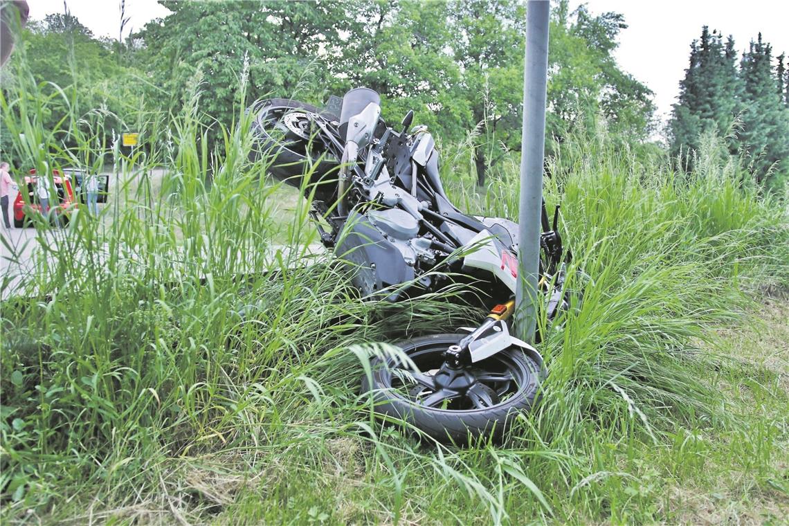 Motorradfahrer übersieht in Berglen, dass die Autofahrerin vor  ihm abbiegen will: Er stürzt und kracht mit seinem Bike gegen ein Verkehrsschild. Foto:7aktuell/K. Lermer