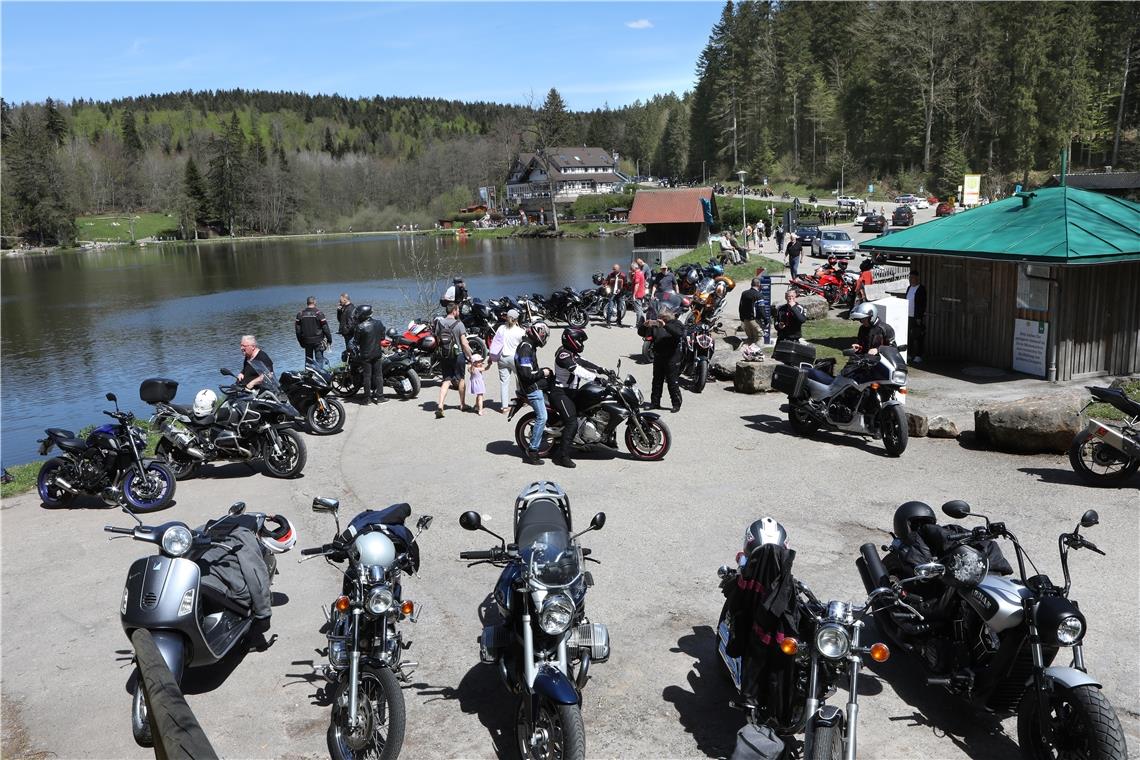 Motorradstellplätze am Ebnisee sorgen für Diskussionen unter den Bikern, Pkw-Fahrern und Fußgängern. Foto: G. Schneider