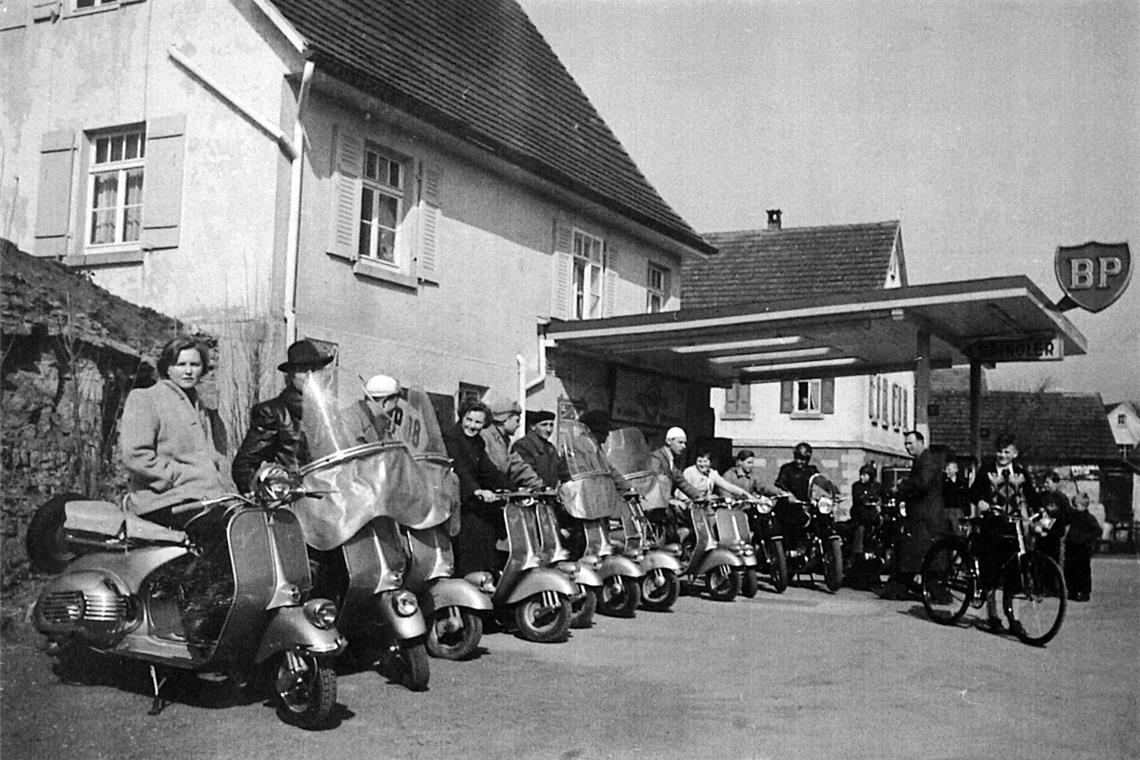 Motorrollerparade bei der ehemaligen BP-Tankstelle an der B14 in Maubach. Repros: Peter Wolf