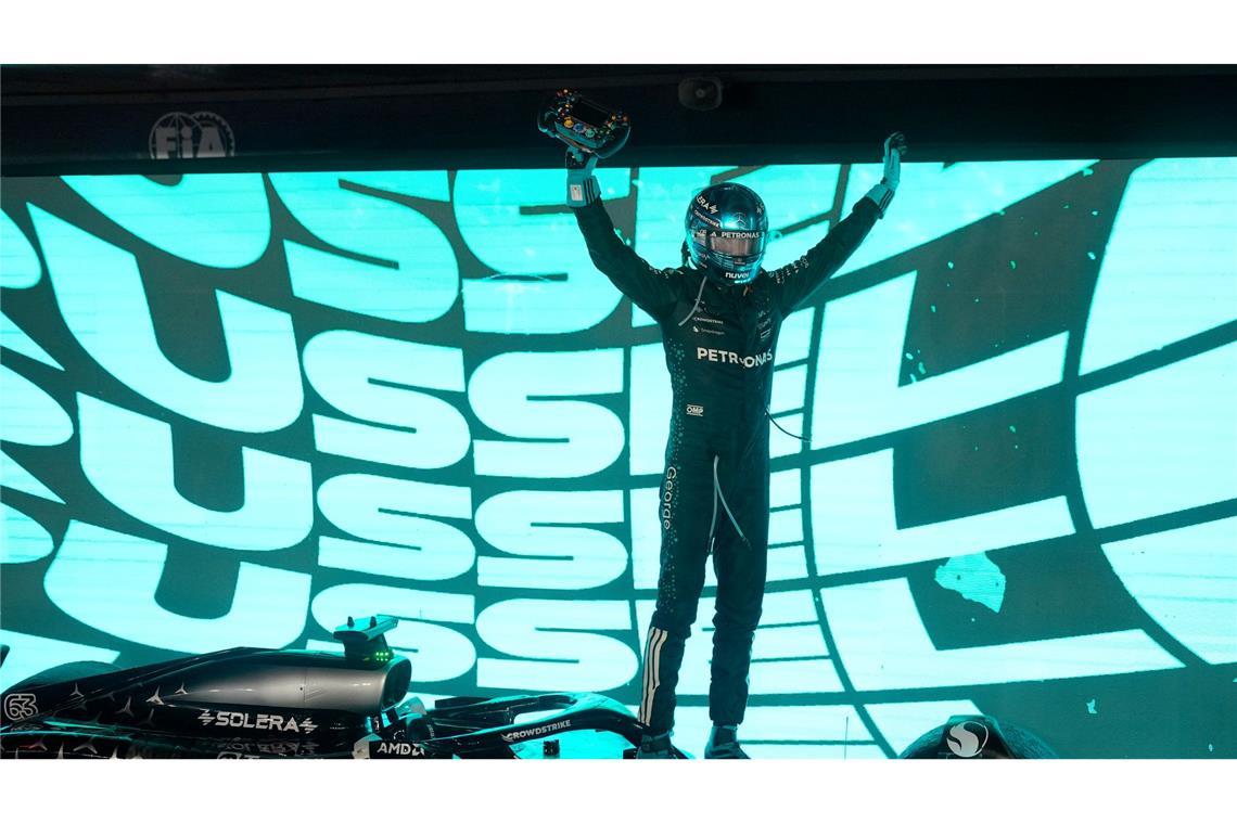 Motorsport: Formel-1-Weltmeisterschaft, Grand Prix von Singapur, Rennen. Der britische Mercedes-Pilot George Russell jubelt über seinen Sieg.