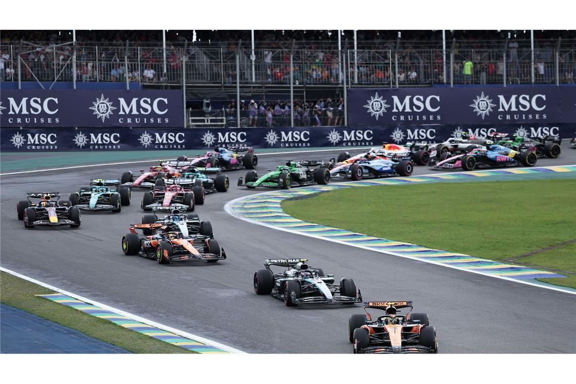 Motorsport: Formel-1-Weltmeisterschaft, Grand Prix von Brasilien, Sprintrennen. Der britische McLaren-Pilot Lando Norris führt das Sprintrennen vor dem Großen Preis von Brasilien auf der Rennstrecke Interlagos in Sao Paulo an.