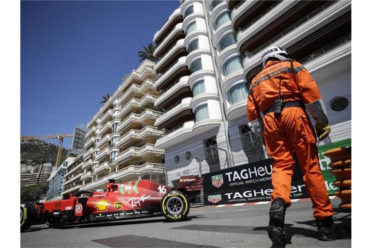 Motorsport: Formel-1-Weltmeisterschaft, Grand Prix von Monaco, 1. Freies Training. Charles Leclerc aus Monaco vom Team Scuderia Ferrari steuert sein Auto auf der Rennstrecke. Foto: Luca Bruno/AP/dpa