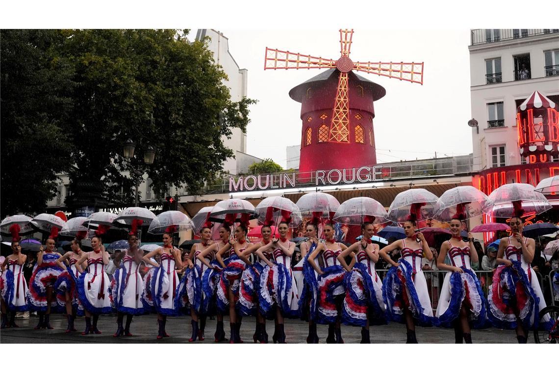 "Großer Moment": Lipowitz wird Tour-Dritter - Pogacar siegt Moulin-Rouge-Tänzerinnen bei der Tour de France.