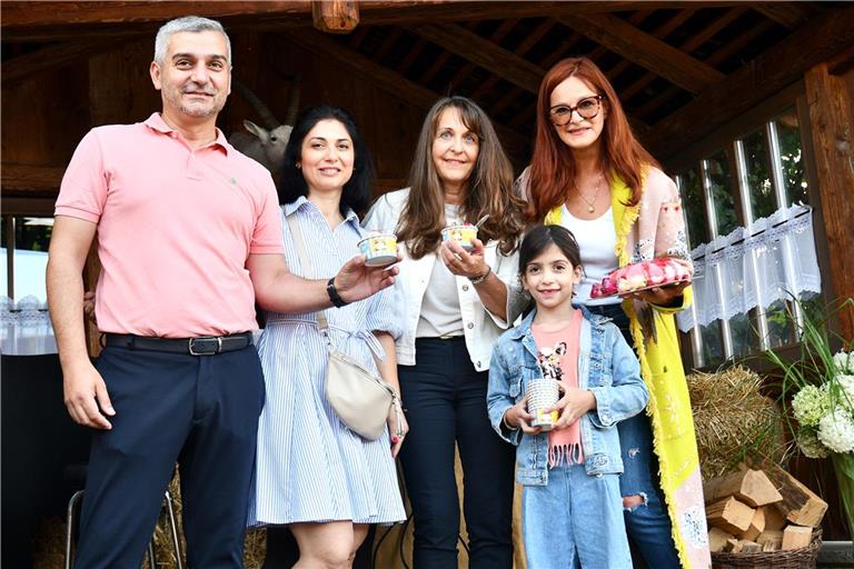 Mounir Touma (links) und seine Familie überraschen Andrea Berg mit Eis. Von Bürgermeisterin Sabine Welte-Hauff (Zweite von rechts) stammte die Idee zur Eiskreation. Foto: Bergrecords