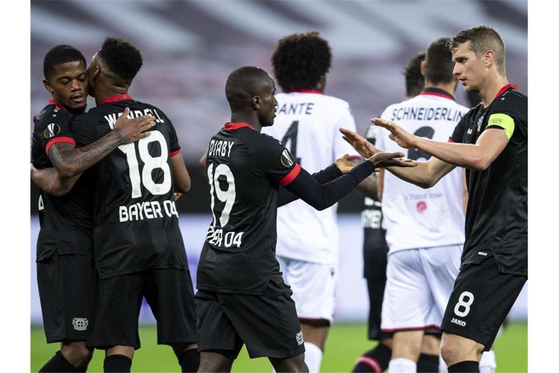 Leverkusen startet mit Rekordsieg gegen Nizza Moussa Diaby (M) durfte sich als dritter Bayer-Torschütze feiern lassen. Foto: Marius Becker/dpa