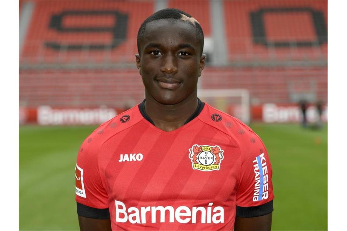 Moussa Diaby Steht im Stadion. Foto: Ina Fassbender/POOL/AFP/dpa/Archivbild